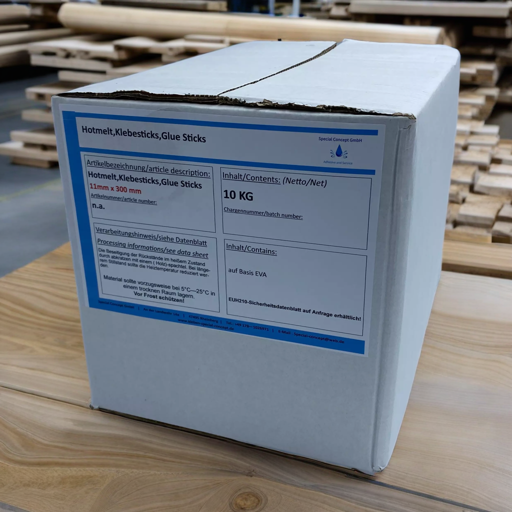 Weißer Karton mit der Aufschrift ‚Hotmelt Klebesticks 10,00 kg‘, gefüllt mit transparenten Klebestiften (11 mm x 300 mm)