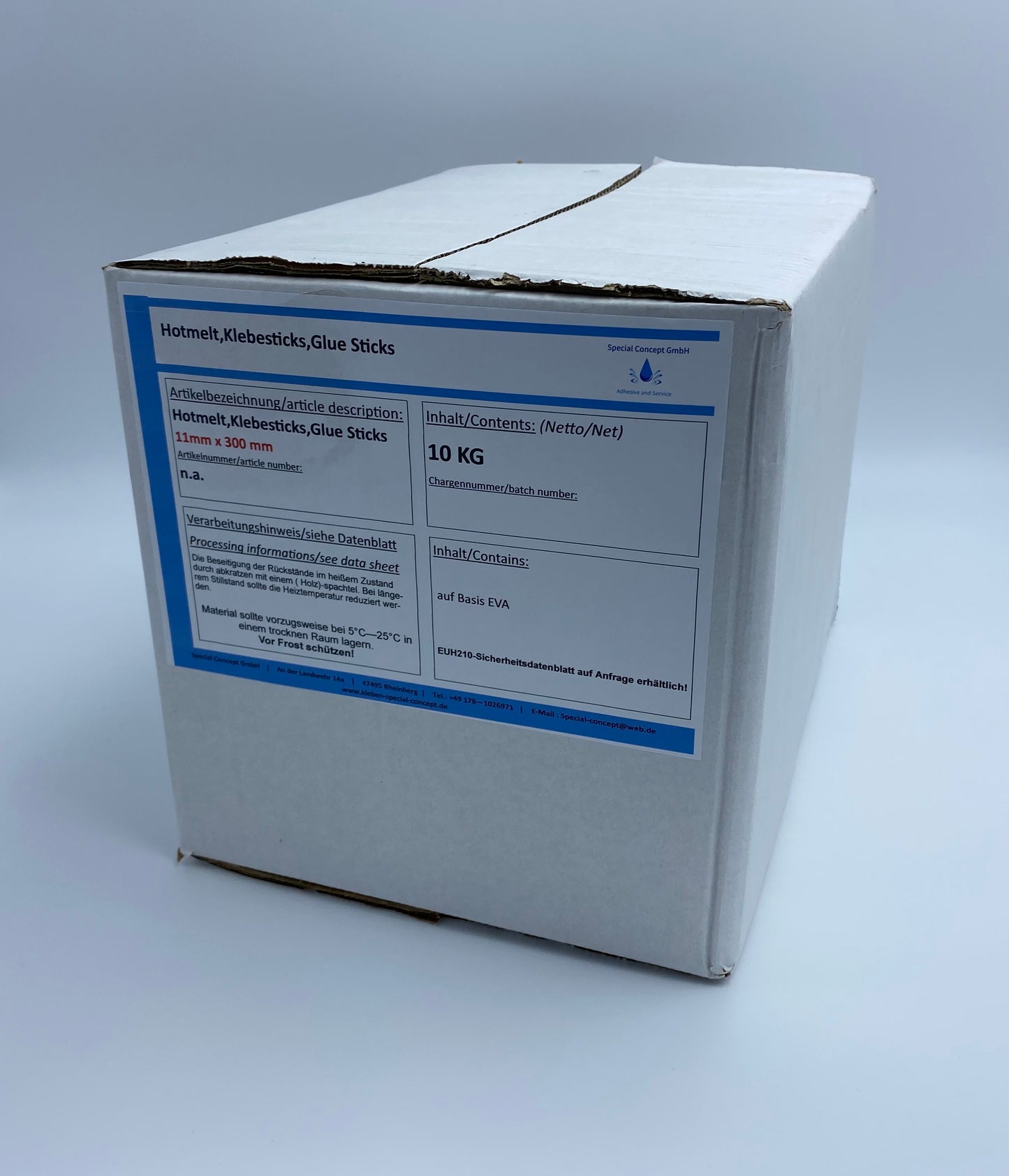 Weißer Karton mit der Aufschrift ‚Hotmelt Klebesticks 10,00 kg‘, gefüllt mit transparenten Klebestiften (11 mm x 300 mm)