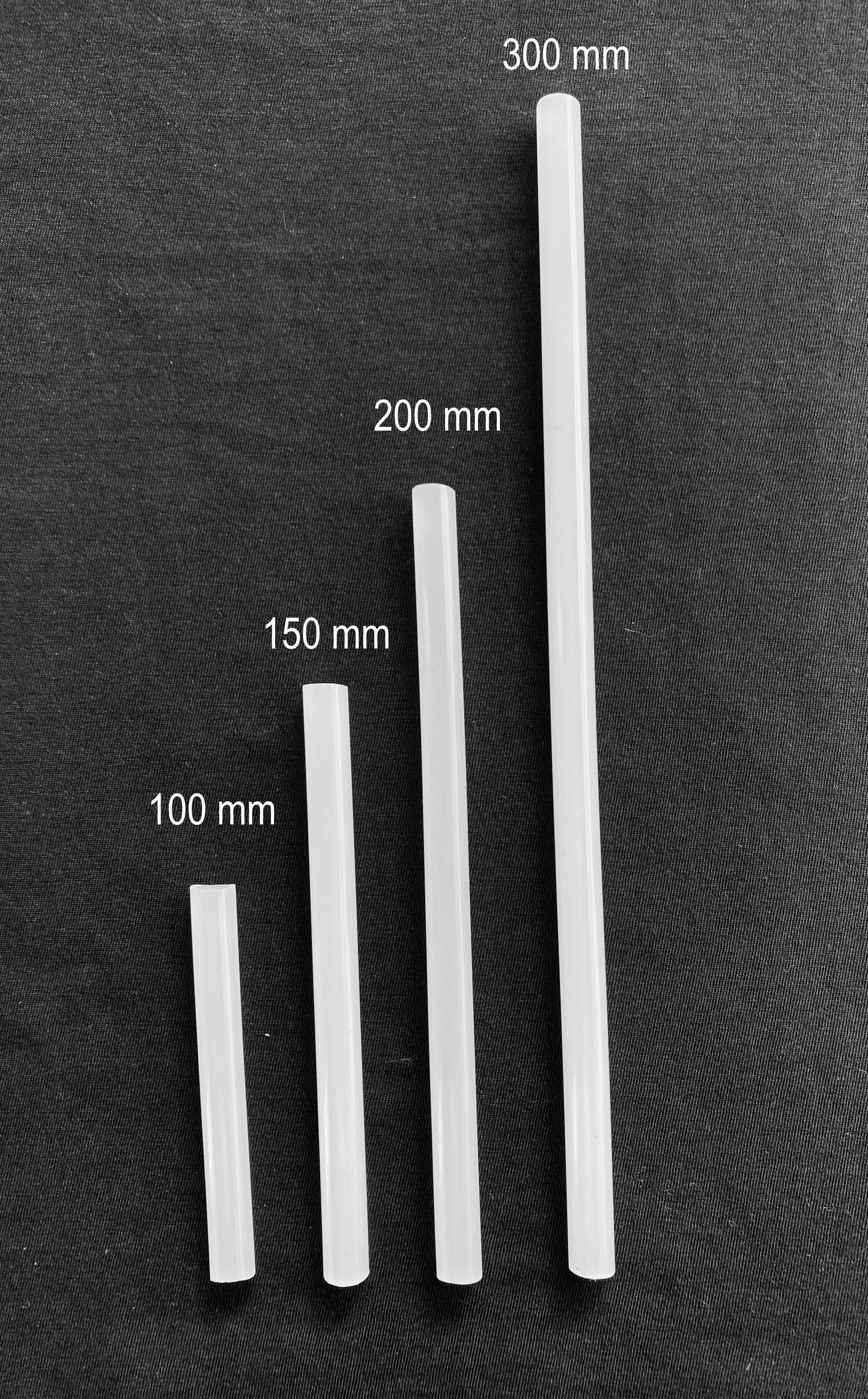 Vergleich transparenter Hotmelt-Klebesticks (Ø 11 mm) in verschiedenen Längen: 100 mm, 150 mm, 200 mm und 300 mm